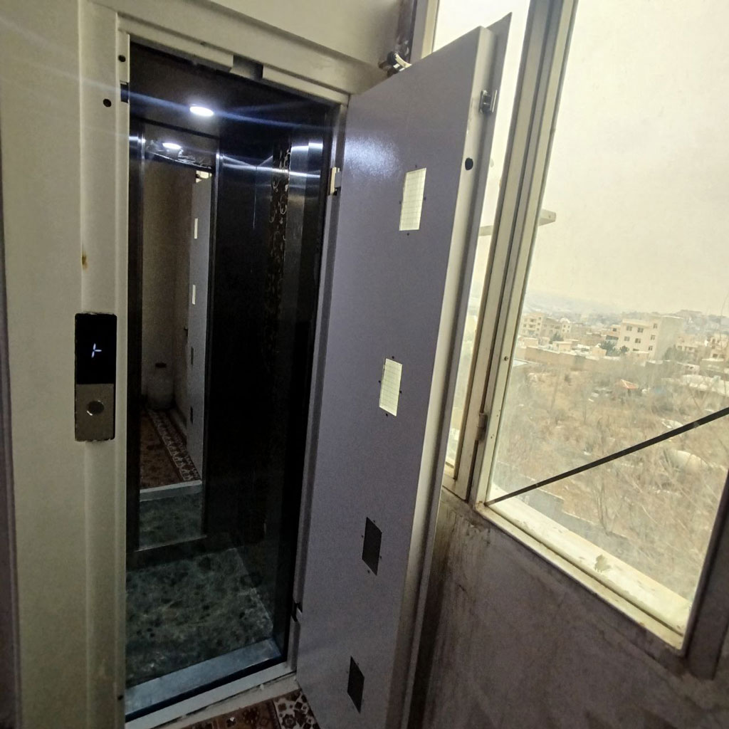 درب و کابین تمام استیل نمونه کار آسانسور کوچک و کم جا دماوند